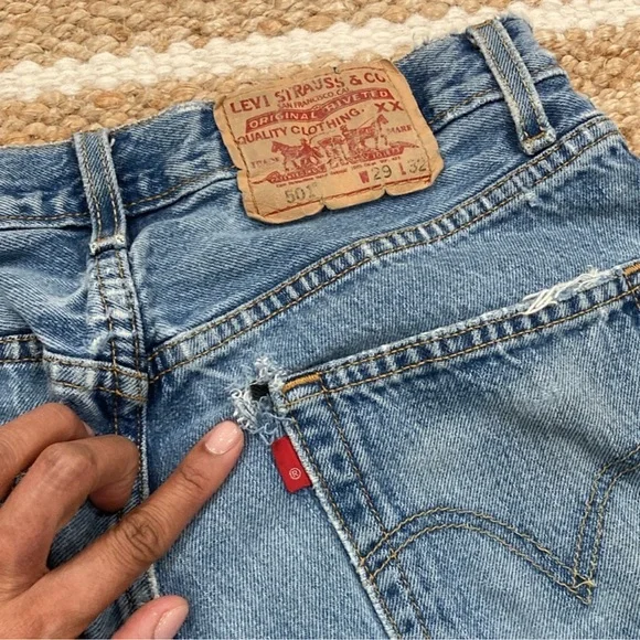 VINTAGE Levi’s 501 Men’s/Women's Blue Jeans - perfectly distressed! - Picture 10 of 12